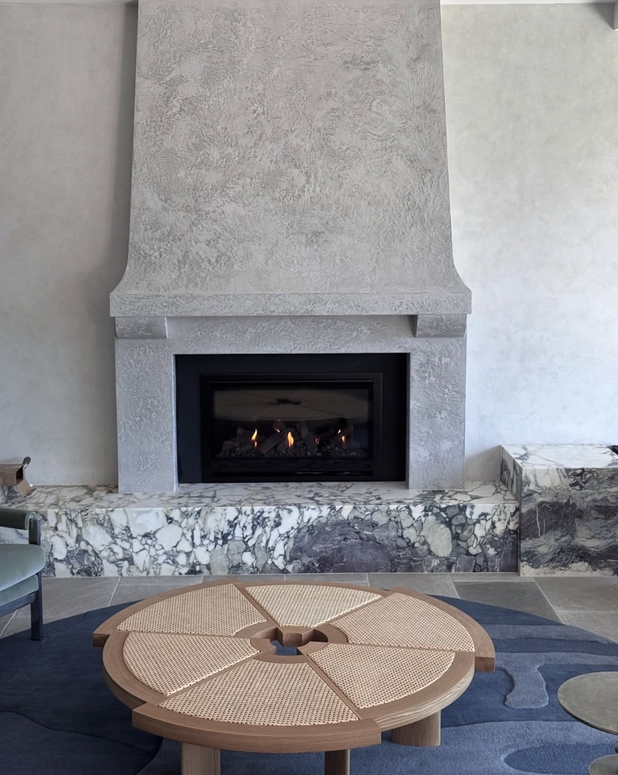 Enclosed gas fireplace installation